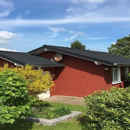 Сasa de vacaciones In With Swimming Pool Daun